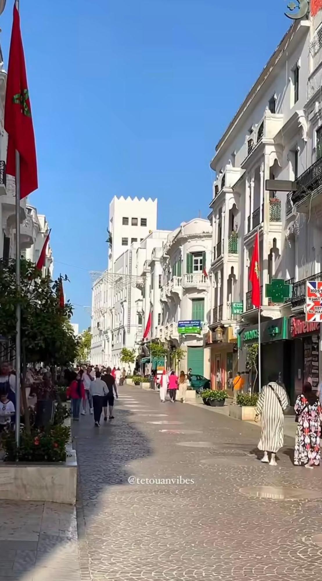 Joli Avec Terrasse Au Centre *